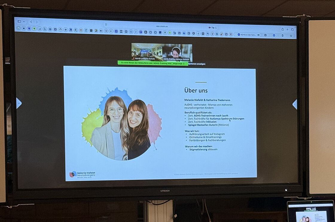 großer Bildschirm mit der Eröffnungsbild der Präsentation zu ADHS in Schule