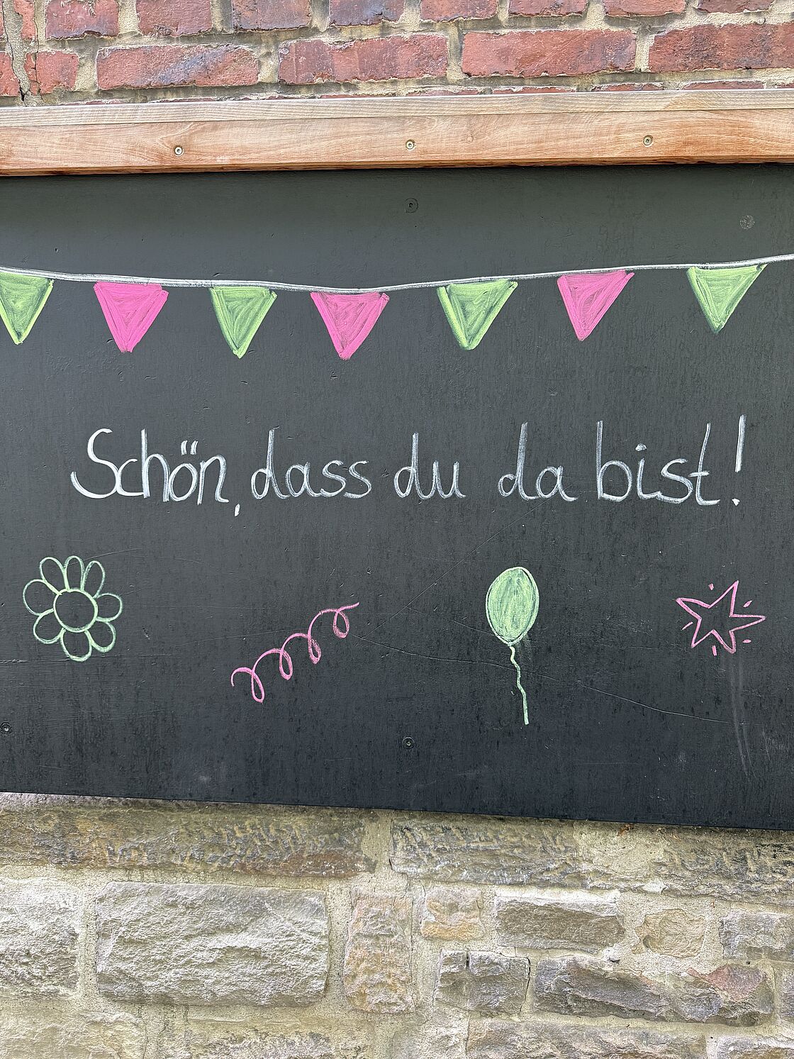 Tafel mit Text "Schön, dass ihr da seid!" 